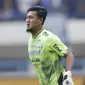 Kiper Persib Bandung, Muhammad Natshir, saat melawan Arema FC pada laga Liga 1 di Stadion GBLA, Jawa Barat, Kamis (13/9/2018). Persib menang 2-0 atas Arema FC. (Bola.com/M Iqbal Ichsan)