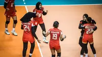 Aksi Timnas Voli Putri Indonesia U-21 saat menghadapi Serbia pada lanjutan Kejuaraan Dunia Voli Putri U-21 2025 di Jawa Pos Arena, Senin (11/8/2025). (PBVSI)