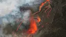 Foto udara pada 22 Desember 2021 menunjukkan gunung berapi Piton de la Fournaise yang meletus di pulau Reunion, Samudra Hindia Prancis. Letusan terjadi di daerah yang sama sekali tidak berpenghuni. (Richard BOUHET/AFP)