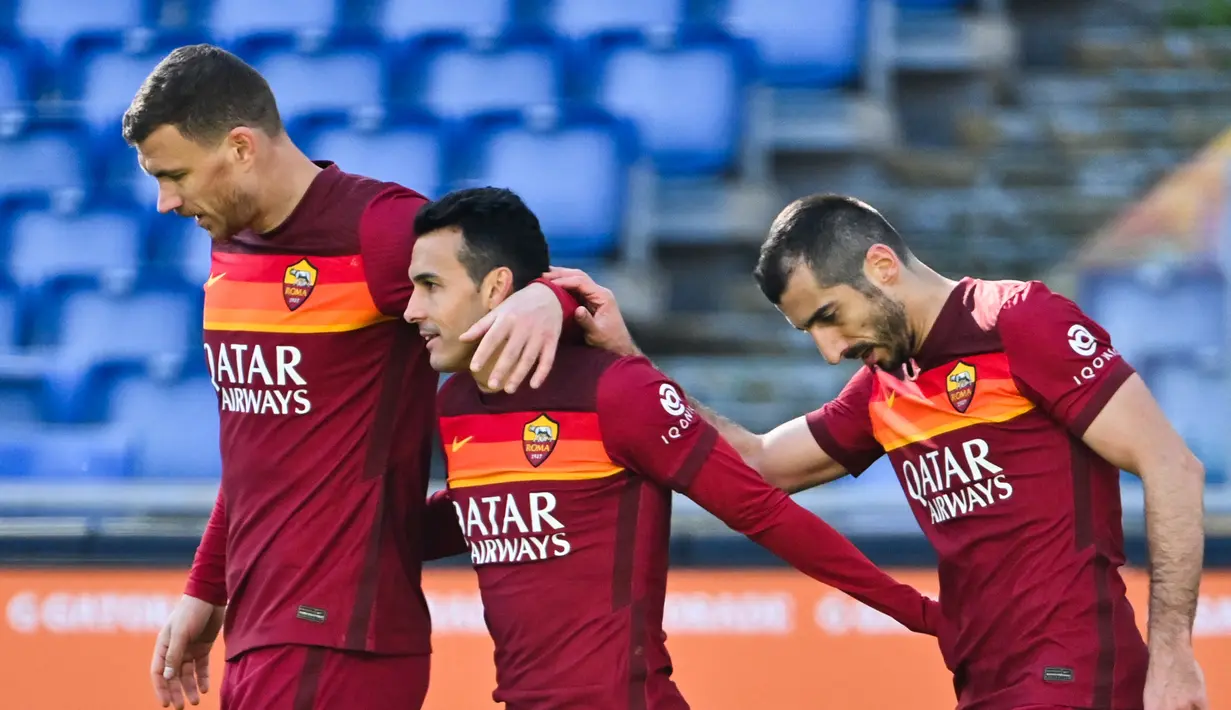 Striker AS Roma, Pedro (tengah) melakukan selebrasi bersama rekan setim usai mencetak gol ketiga timnya ke gawang Udinese dalam laga lanjutan Liga Italia 2020/21 pekan ke-22 di Olimpico Stadium, Roma, Minggu (14/1/2021). AS Roma menang 3-0 atas Udinese. (AFP/Alberto Pizzoli)