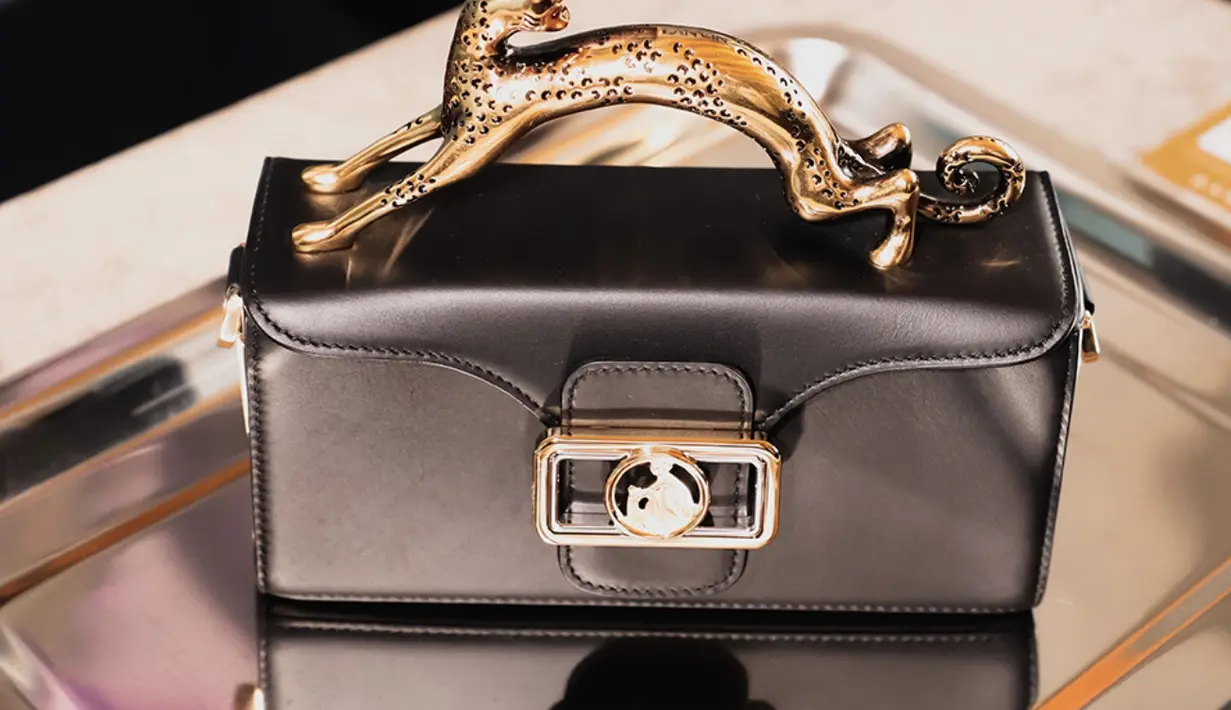 Meskipun menghadirkan keunikan tersendiri, tas ini menjadi tas ikonis yang seru. [Foto: Instagram/ Lanvin]