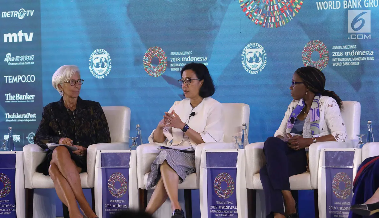 Menkeu Sri Mulyani (tengah) dan Managing Director IMF Christine Lagarde (kiri) saat menjadi pembicara dalam pertemuan tahunan IMF-Bank Dunia 2018 di Bali, Selasa (9/10). Pertemuan bertema 'Empowering Women In The Workplace'. (Liputan6.com/Angga Yuniar)