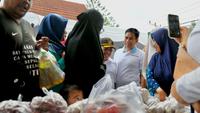 Wakil Menteri Dalam Negeri (Wamendagri) Akhmad Wiyagus membuka Gerakan Pangan Murah di pelataran Pantai Senggigi, Kabupaten Lombok Barat, Nusa Tenggara Barat (NTB), Selasa (19/5/2026).