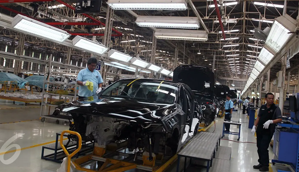 Proses perakitan mobil Mercedes-Benz di fasilitas perakitan Mercedes-Benz, Bogor, Selasa (24/1). Produksi model baru di pabrik Wanaherang merupakan bukti nyata Mercedes-Benz Indonesia dalam menambah produk di pasar Indonesia. (Liputan6.com)