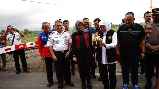 Peresmian pos jaga kereta api di Desa Gumirih Banyuwangi Oleh Gubernur Jawa Timur, Khofifah Indar Parawasa (Istimewa)