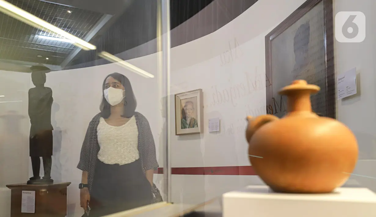 Pengunjung saat melihat pameran The Truth Inside You: Alunan Kisah Tentang Perempuan di Museum Nasional, Jakarta, Sabtu (7/1/2023). Dalam pameran ini menampilkan sejumlah produk budaya masa lampau seperti artefak-artefak yang menjadi jejak nyata kontribusi perempuan untuk turut membangun peradaban masyarakat Tanah Air. (Liputan6.com/Faizal Fanani)