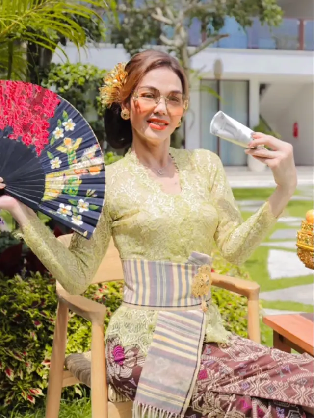Potret Bunda Corla Tampil Anggun Pakai Kebaya Tradisional Bak Wanita Bali