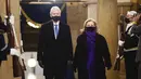 Mantan Presiden ke-42 AS,  Bill Clinton bersama istri Hillary Clinton tiba menghadiri upacara pelantikan Presiden terpilih Joe Biden di Crypt of US Capitol di Washington, Rabu (20/2/2021). (Jim Lo Scalzo/Pool Photo via AP)