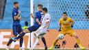 Spanyol tidak mengendurkan serangannya memasuki babak kedua. Pada menit ke-56 gelandang Pablo Sarabia mencetak gol ketiga Tim Matador lewat sontekan kaki kirinya yang sempat membentur tiang gawang usai menerima umpan dari Jordi Alba. Spanyol 3, Slovakia 0. (Foto: AP/Pool/David Ramos)