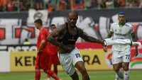 Persija Jakarta kembali gagal meraih kemenangan pada laga pekan ke-11 BRI Liga 1 2023/2024 saat ditahan imbang 1-1 sang musuh bebuyutan, Persib Bandung di Stadion Patriot Candrabhaga, Bekasi, Sabtu (2/9/2023). Sempat unggul cepat pada menit ke-14 via gol Marko Simic, Persija yang bermain dengan 10 orang sejak menit ke-74 usai Hanif Sjahbandi diusir wasit, harus kebobolan pada menit ke-85 lewat gol David Da Silva. Dengan hasil ini, Macan Kemayoran tercatat tidak pernah menang dalam 5 laga terakhir di BRI Liga 1 musim ini. (Bola.com/Ikhwan Yanuar)
