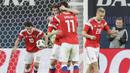 Para pemain Rusia merayakan gol Fedor Smolov (tengah) saat melawan Spanyol pada laga persahabatan di St.Petersburg, Russia, (14/11/2017). Spanyol bermain imbang 3-3 lawan Rusia. (AP/Dmitri Lovetsky)