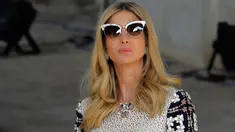 Putri sulung Presiden AS Donald Trump,  Ivanka Trump mengunjungi benteng Golconda di kota Hyderabad, India, Rabu (29/11). Pada kesempatan itu, Ivanka tampil dalam balutan gaun monokrom rancangan desainer Indonesia, Biyan Wanaatmadja. (AP/Manish Swarup)