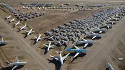 Pesawat komersial yang dinonaktifkan dan ditangguhkan terlihat disimpan di Pinal Airpark, Marana, Arizona, Amerika Serikat, 16 Mei 2020. Pinal Airpark adalah fasilitas penyimpanan pesawat komersial terbesar di dunia. (Christian Petersen/Getty Images/AFP)