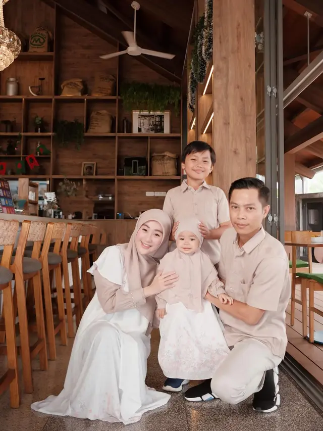 6 Potret Terbaru Larissa Chou dan Ikram Rosadi, Absen di Perayaan Natal Keluarga