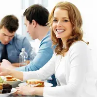 Al Desko, kebiasaan makan di meja kerja saat ini banyak dilakukan oleh pekerja kantoran. Apakah kebiasaan ini mengganggu orang lain? 