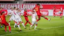 Pemain Belgia Michy Batshuayi (kanan) mencoba mencetak gol ke gawang Belarusia pada pertandingan Grup E kualifikasi Piala Dunia 2022 di Stadion King Power, Leuven, Belgia, Selasa (30/3/2021). Belgia menang 8-0. (AP Photo/Francisco Seco)