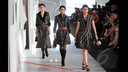 Sejumlah model memperagakan salah satu dari 20 koleksi terbaru desainer  Poppy Dharsono pada ajang Indonesia Fashion Week 2015 di JCC Senayan, Jakarta, Kamis (26/2). (Liputan6.com/Panji Diksana)