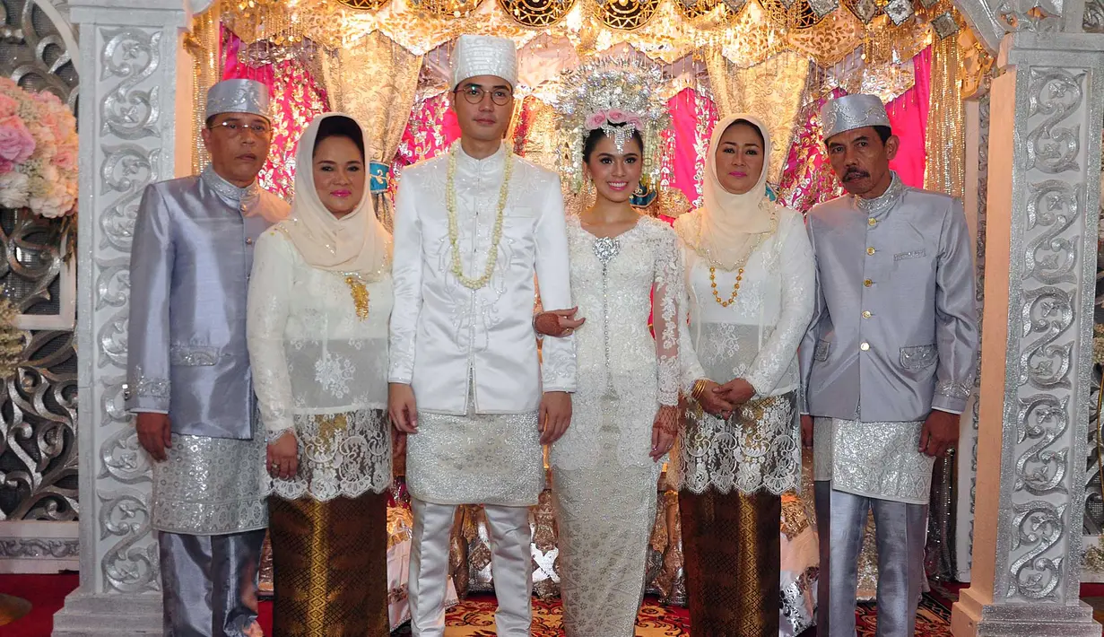 Pancaran kebahagiaan terpancar dari wajah Nycta Gina dan Rizky Kinos setelah sukses melewati prosesi akad nikah yang dilangsungkan di Gedung Arsip Nasional, Jalan Gajah Mada, Taman Sari, Jakarta Barat pada Minggu, (2/8/2015). (Deki Prayoga/Bintang.com)