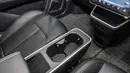 Selain glove box di depan penumpang depan, mobil ini memiliki kepraktisan berupa tempat penyimpanan di bawah head unit, dua buah cup holder, serta penyimpanan di bawah center console. Lantai antara penumpang depan dengan pengemudi menyambung sehingga memberikan kesan luas. (Source: paultan.org)