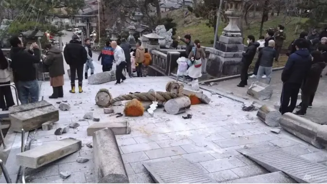 <p>Gerbang torii rusak akibat gempa bumi di sebuah kuil di Kanazawa, prefektur Ishikawa, Jepang pada 1 Januari 2024. (Foto: Kyodo News via AP)</p>