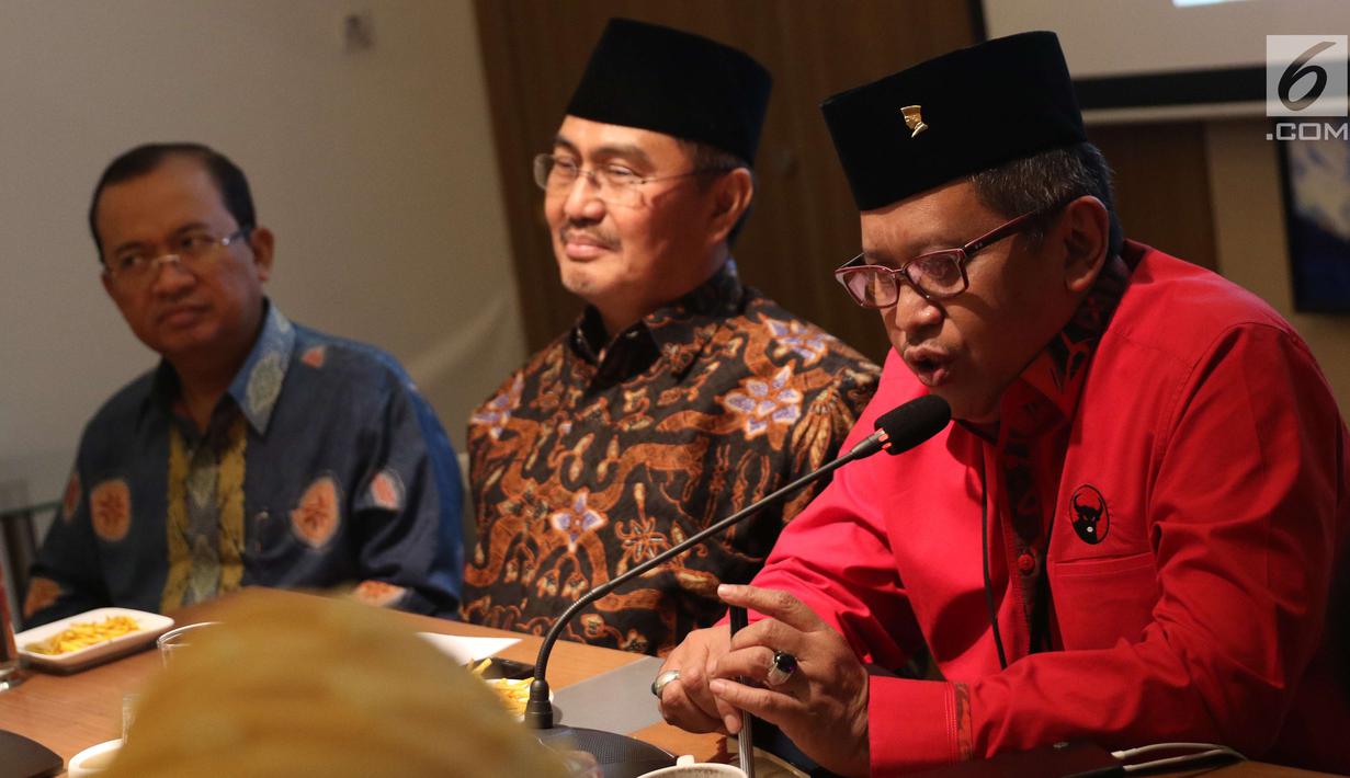 Sekretaris Jenderal DPP PDI Perjuangan Hasto Kristiyanto mengunjungi Ketua Umum ICMI, Jimly Asshiddiqie di kantor ICMI, Jakarta, Rabu (13/12). Hasto mengunjungi kantor ICMI untuk memaparkan program PDIP. (Liputan6.com/Angga Yuniar)