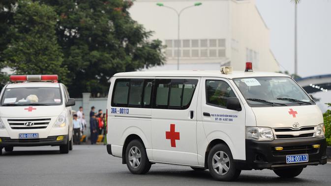 Ambulans yang membawa belasan jenazah yang ditemukan tewas dalam truk kontainer di Inggris, meninggalkan bandara internasional Noi Bai, Hanoi, Rabu (27/11/2019). Begitu tiba di Vietnam, sebanyak 16 dari 39 jenazah dibawa ke kampung halaman mereka masing-masing dengan ambulans. (Nhac NGUYEN/AFP)