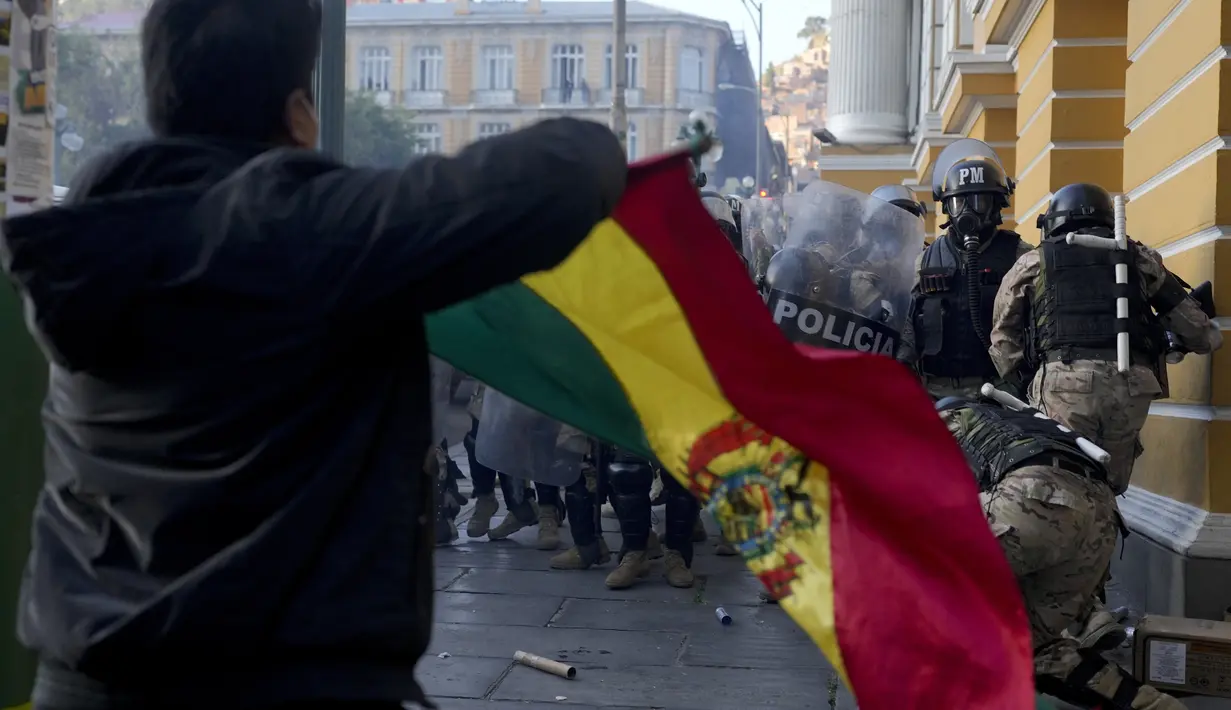 Setelahnya, Arce muncul di televisi dan mendesak masyarakat melawan upaya kudeta tersebut. (AP Photo/Juan Karita)