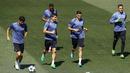 Enzo Zidane (kiri) tengah berlatih bersama para pemain Real Madrid sebelum laga semifinal melawan Atletico Madrid di Madrid, (9/5/2017). Enzo dilepas Madrid ke Alaves untuk jangka waktu tiga tahun. (EPA/Emilio Narajo)