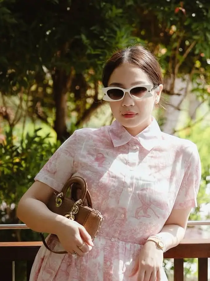 Gaya Mahal Nagita Slavina Serba Dior saat Liburan ke Bali