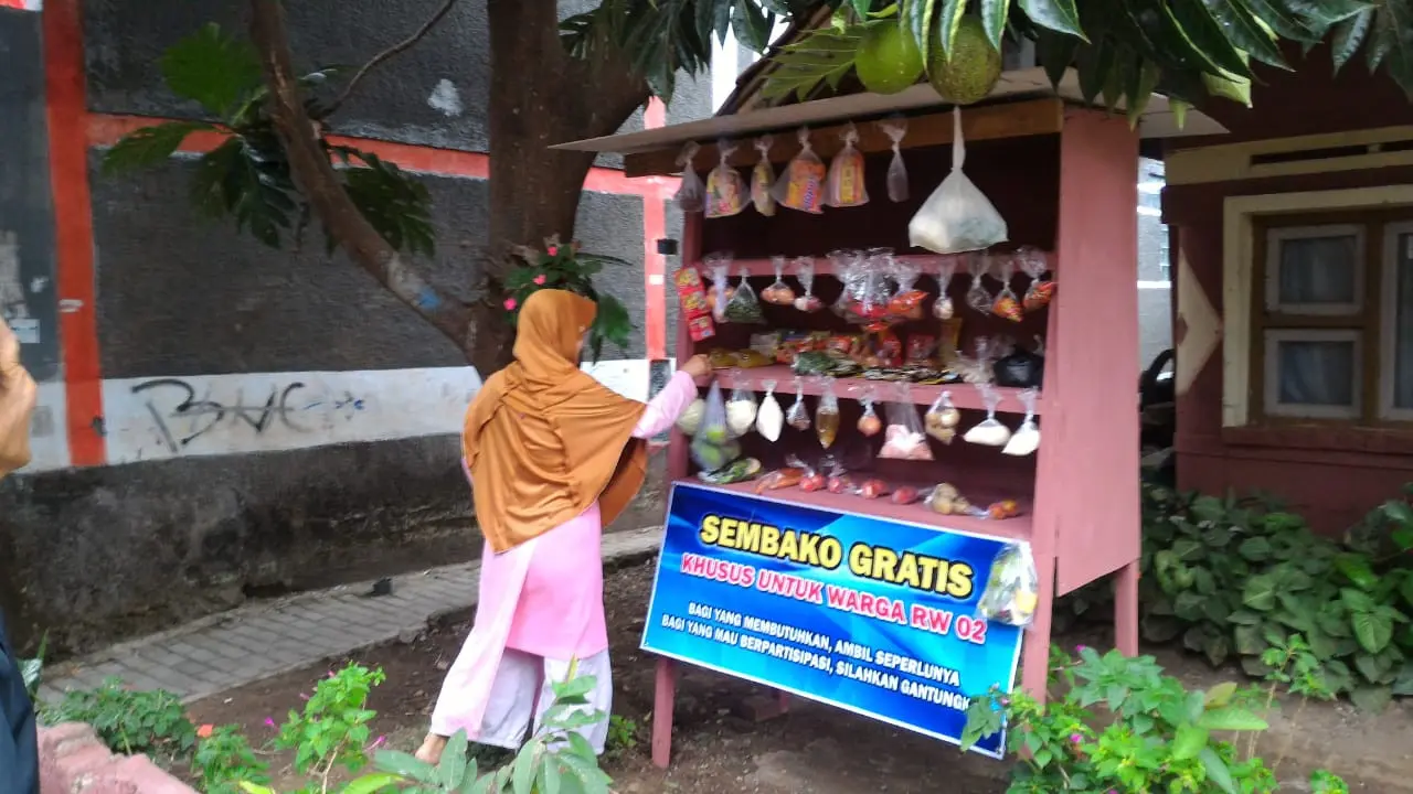 Nampak salah seorang warga tengah mengambil salah satu bahan kebutuhan pokok di ATM semabako warga RW 02 Kelurahan Sukakarya, Garut, Jawa Barat.