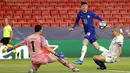Penyerang Chelsea, Kai Havertz berusaha mengumpan bola dari kawalan bek Porto, Pepe pada leg kedua perempat final Liga Champions di stadion Ramon Sanchez Pizjuan, Spanyol, Rabu (14/4/2021). Chelsea lolos ke semifinal usai mengandaskan Porto dengan agregat 2-1. (AP Photo/Angel Fernandez)