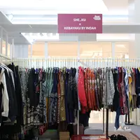 Parade Wastra Nusantara 2025 di Kota Kasablanka menjadi ajang pertemuan antara tradisi dan inovasi. Dalam gelaran ini, brand smart casual She_Ku berkolaborasi dengan label kebaya ternama Kebayaku by Indah karya desainer Indah Erlina. Kolaborasi ini mengusung misi memadukan kebaya klasik dengan sentuhan modern agar wastra Indonesia tetap relevan di gaya hidup masa kini. (foto/dok: fimela.com)