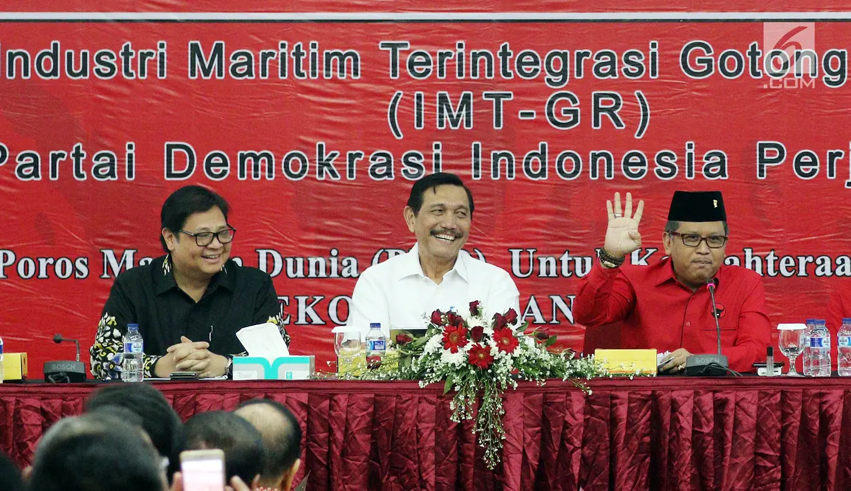 Menko Kemaritiman ‎Luhut Binsar Pandjaitan (tengah) bersama Menteri Perindustrian Airlangga Hartarto (kiri) dan Sekjen PDIP Hasto Kristiyanto (kanan) saat Rakorbidnas III Kemaritiman PDIP, Jakarta, Minggu (8/4). (Liputan6.com/JohanTallo)