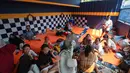 Warga korban kebakaran ditampung dan beristirahat di lokasi usaha cucian motor di Jalan Kramat Pulo Dalam, Senen, Jakarta Pusat, Jumat (9/10/2026), setelah rumah mereka hangus terbakar. (KLY/Budy Santoso)