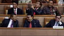Menteri Hukum dan HAM Yasona Laouly (kanan) bersama Menteri Dalam Negeri Tjahjo Kumolo (tengah) mengikuti Rapat Paripurna di Komplek Parlemen, Senayan, Jakarta, Kamis (20/7). (Liputan6.com/Johan Tallo)