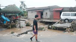 Banjir bandang terjadi setelah Badai Tropis Trami, yang secara lokal dinamai Kristine, menurunkan hujan lebat di kota Libon, provinsi Albay, Filipina. (AP Photo/John Michael Magdasoc)