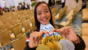 Atlet triathlon putri, Martina Ayu Pratiwi mendapat bonus sebesar Rp 3,4 miliar dari Presiden Prabowo Subianto. (Biro Pers Istana)