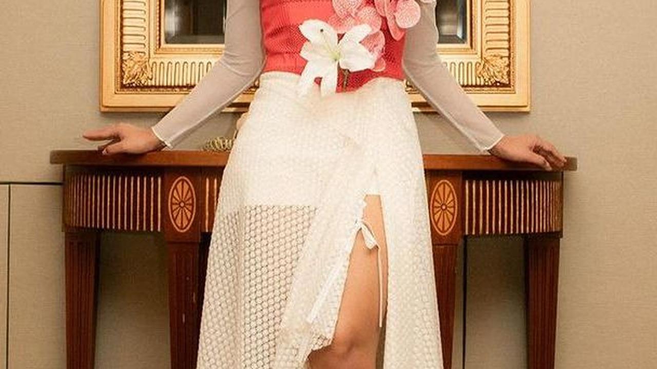 Potongan baju Yura tetap mempertahankan pola asimetris yang jadi andalannya. Bedanya busana kali ini terlihat lebih sederhana karena hanya memiliki dua palet warna yaitu putih dan merah.
