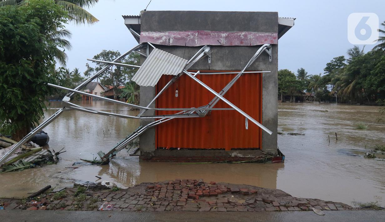 Suasana banjir akibat tanggul jebol di Desa Sumberurip Pebayuran, Kabupaten Bekasi, Jawa Barat, Senin (22/2/2021). Banjir akibat luapan sungai Citarum mengakibatkan 5 Desa terisolir selama tiga hari akibat tanggul sungai Citarum jebol. (Liputan6.com/Herman Zakharia)