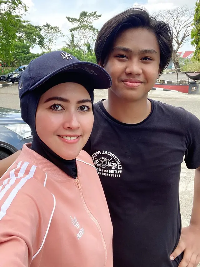 5 Momen Kebersamaan Meggy Wulandari Bareng Anak Sambungnya, Akrab Banget