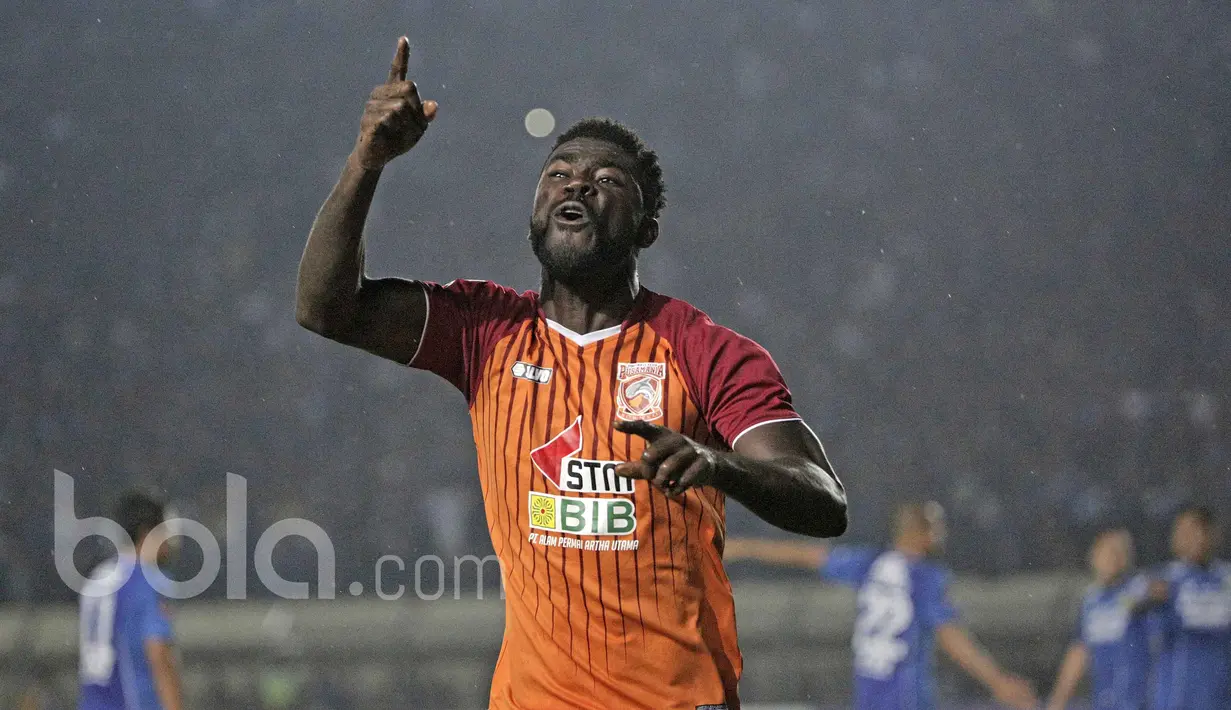 Selebrasi gol Dirkir Kohn Glay bek Pusamania Borneo FC. (Bola.com/Peksi Cahyo)