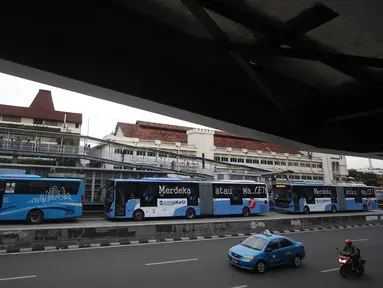 Antrian Bus Trans-Jakarta di Halte Harmoni, Jakarta, Kamis (1/12). Direktur Utama Transjakarta Budi Kaliwono menyatakan bus Transjakarta di koridor 1 sampai koridor 12 akan tetap beroperasi pada Jumat (2/12) mendatang. (Liputan6.com/Immanuel Antonius)