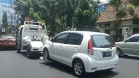 Mobil derek Dishub DKI saat menderek mobil pribadi di Jalan Diponegoro, Jakarta Pusat, Kamis (1/10/2015). (Liputan6.com/Audrey Santoso)