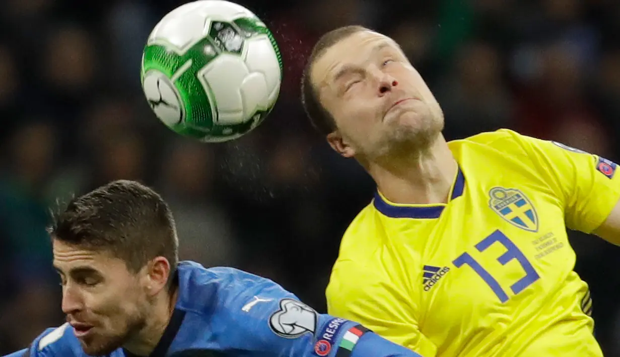 Pemain Swedia, Jakob Johansson menyudul bola melewati pemain Italia, Simone Zaza pada laga leg kedua playoff Piala Dunia 2018 melawan Italia, di Stadion San Siro, Selasa (14/11). Swedia lolos ke Rusia 2018 berkat keunggulan agregat 1-0. (AP/Luca Bruno)