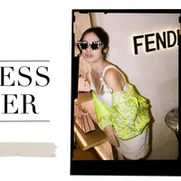 Musim panas memang identic dengan warna-warna yang cerah. Namun kamu bisa mengkombinasikannya dengan warna gelap yange edgy.