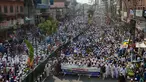 Warga Muslim Bangladesh berunjuk rasa di depan Mahkamah Agung, Dhaka, Jumat (3/3). Mereka menyerukan Patung Themis yang dipasang di Mahkamah Agung harus dihancurkan atau dihilangkan. (AFP PHOTO / Stringer)
