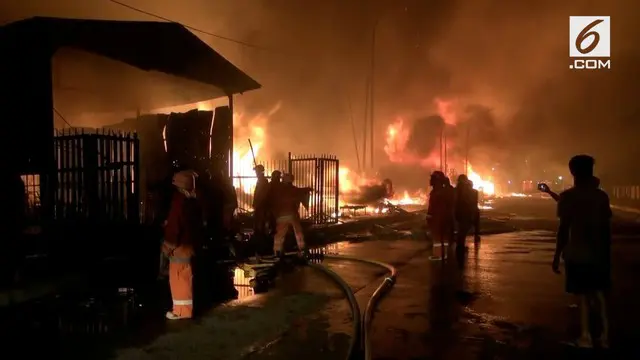 Kebakaran melanda puluhan lapak penampungan barang bekas di sepanjang kawasan Cakung-Cilincing.