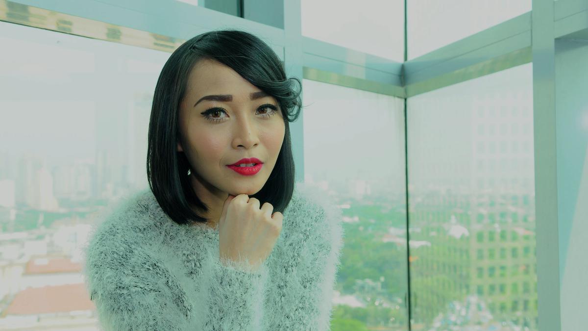 Rini Wulandari Kembali Unjuk Keseksiannya di Single Terbaru - ShowBiz ...