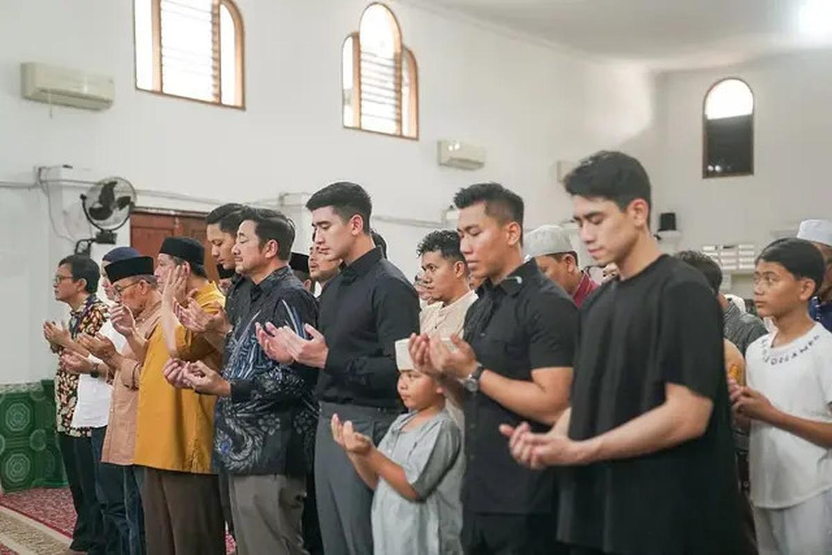 Sang Nenek Meninggal Dunia, Ini 6 Potret Verrell Bramasta Antar ke Peristirahatan Terakhir