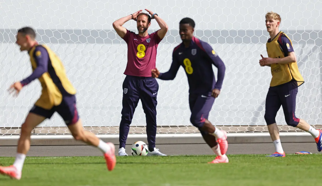 Pasukan Gareth Southgate bisa dibilang menatap getir di ajang Euro 2024 akibat inkonsistensi performa yang ditunjukkan The Three Lions.  (Adrian DENNIS/AFP)
